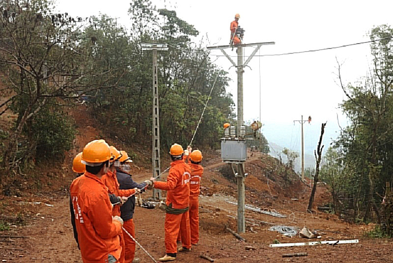 Người dân thôn Bình Minh, xã Ea Tir vui mừng khi có điện